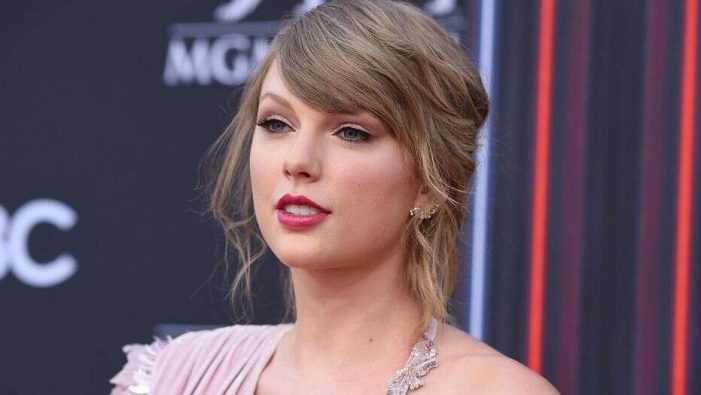 Taylor Swift wins first inaugural Icon Award at the 2019 Teen Choice Awards
